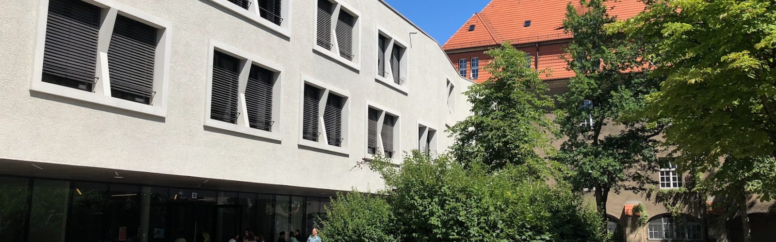 Schulhof mit Neubau und Altbau des Arndt-Gymnasium Dahlem