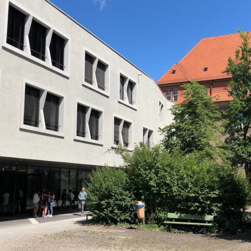 Schulhof mit Neubau und Altbau des Arndt-Gymnasium Dahlem