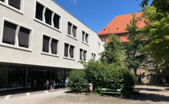 Schulhof mit Neubau und Altbau des Arndt-Gymnasium Dahlem